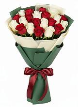 Букет Микс из красных и белых роз в Озинках