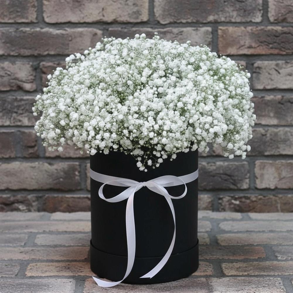 Цветочная композиция из Гипсофила в шляпной коробке в Озинках