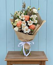 Букет цветов из:  Альстромерии, Лизиантусы, Розы и Хризантемы в Озинках