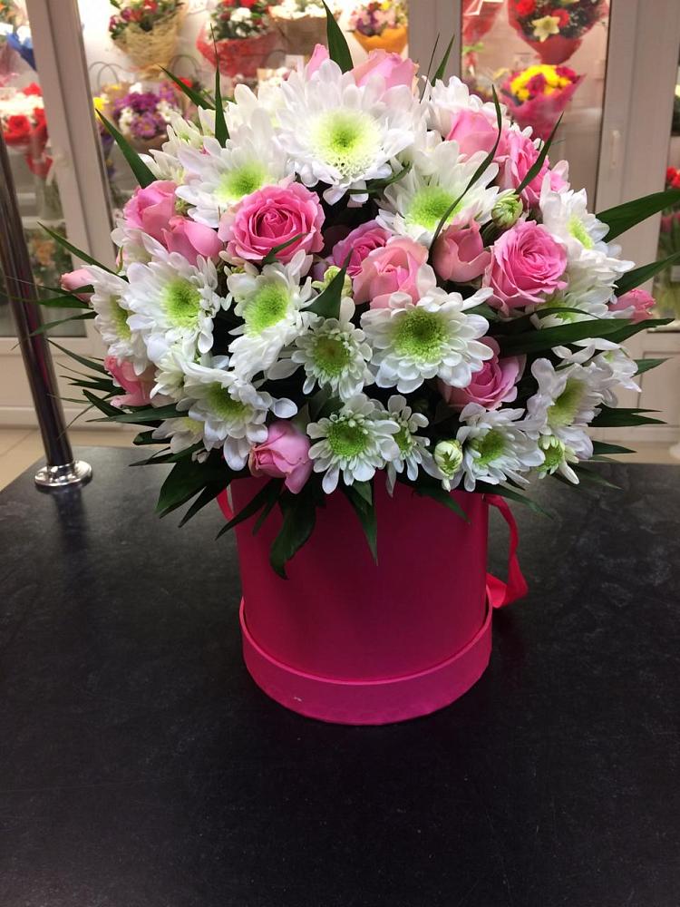 Цветочная композиция из Розы и Хризантемы в шляпной коробке в Озинках