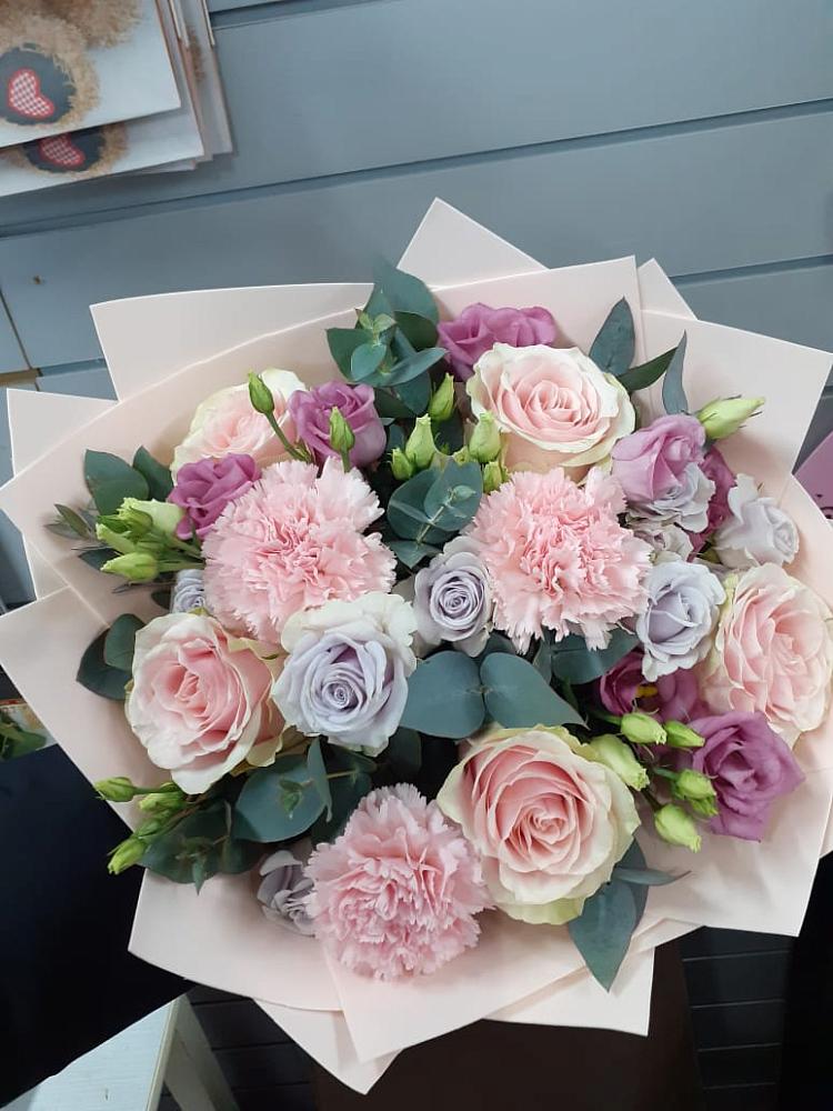 Букет цветов из: Розы, Гвоздики и Лизиантусы в Озинках